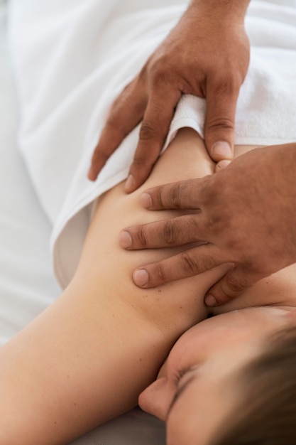 Kostenloses Foto osteopathie-patient, der eine behandlungsmassage erhält