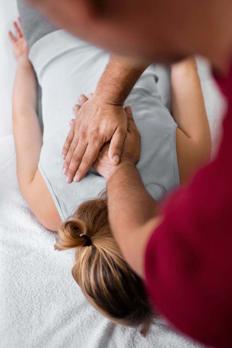 Kostenlose Foto osteopathie-patient, der eine behandlungsmassage erhält