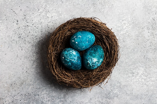 Kostenloses Foto ostereier im nest eigenhändig gemalt im blau