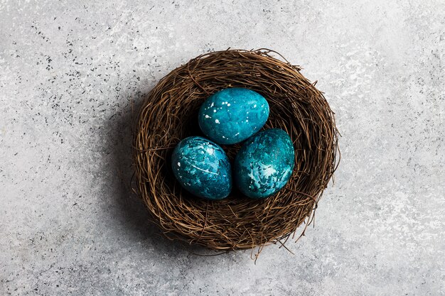 Ostereier im Nest eigenhändig gemalt im Blau
