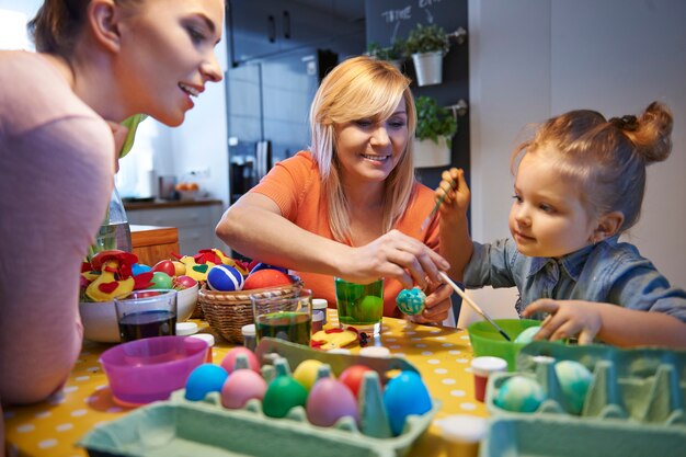 Ostereier mit Familie malen