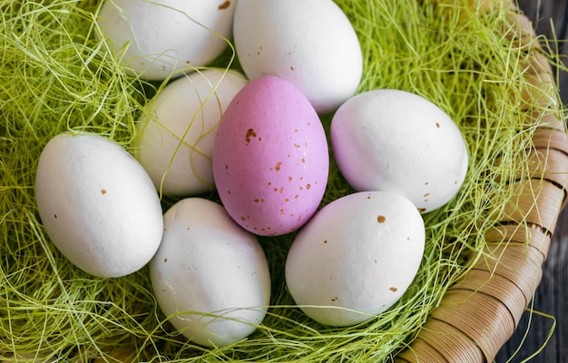 Kostenloses Foto osterkomposition mit eiern in einem dekorativen nest