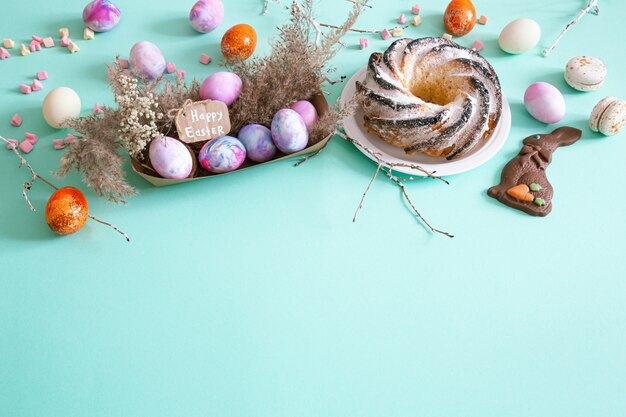 Osterkomposition mit Eiern und Cupcake auf farbigen.