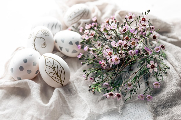 Kostenloses Foto osterkomposition mit handbemalten eiern und blumen