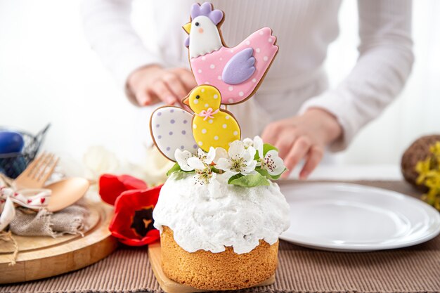Osterkuchen mit Blumen und hellen Details auf dem festlichen Tisch verziert. Osterfestkonzept.