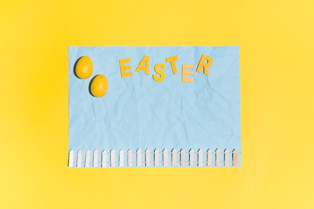 Ostern-Aufschrift mit bunten Eiern auf Papier