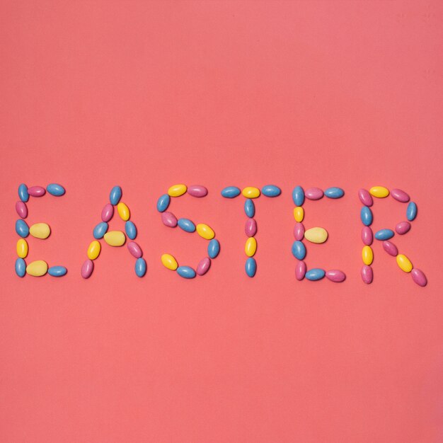 Ostern-Inschrift auf rotem Hintergrund