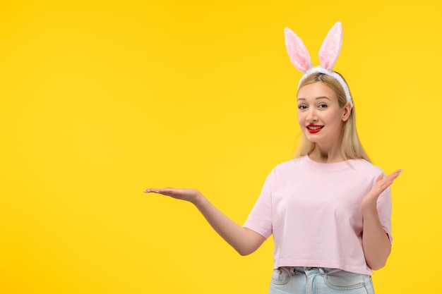 Kostenloses Foto ostern junges süßes hübsches mädchen mit hasenohren glücklich und winkenden händen