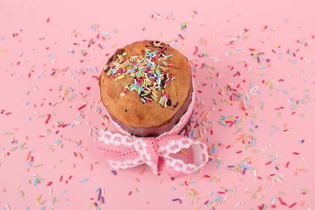 Ostern-Kuchen mit hellem besprüht auf rosa Tabelle