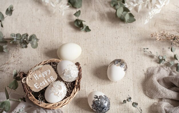 Ostern Stillleben mit Eiern in einem Weidenkorb. Frohe Ostern Konzept.