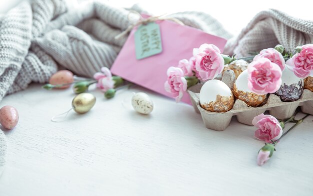 Ostern stillleben mit ostereiern, frischen blumen und dekorativen elementen hautnah