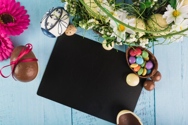 Ostern Symbole in der Nähe von schwarzem Papier