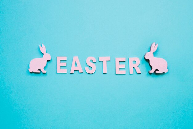 Ostern Wort und kleine Kaninchen