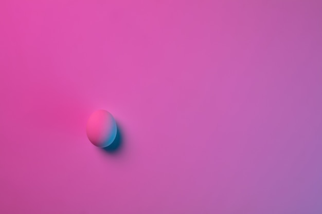 Ostertraditionen, rosa-blau gefärbte Eier auf rosa Hintergrund, Neonlicht