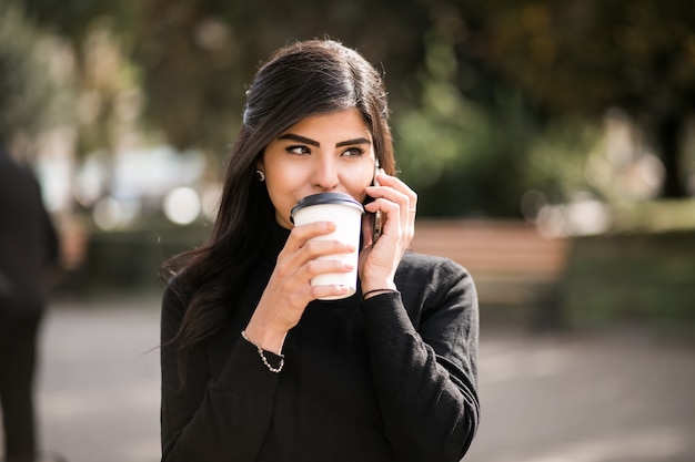 Ostfrau mit Telefon