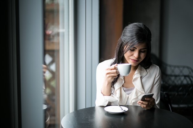 Ostfrau mit Telefon