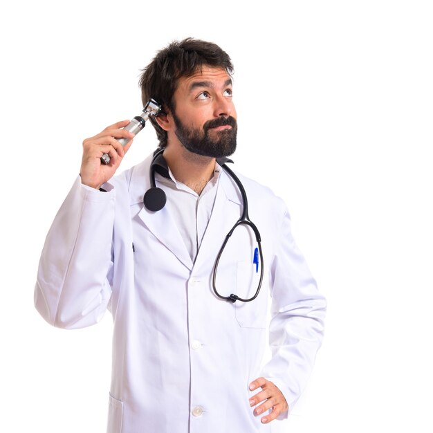 Otorhinolaryngologist mit seinem Otoskop auf weißem Hintergrund