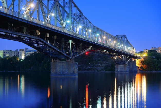 Kostenloses Foto ottawa nachts über fluss mit historischer architektur.