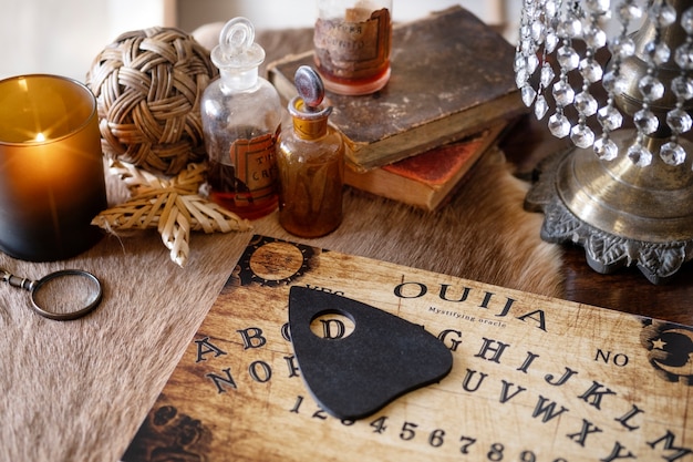 Ouija-Brett mit hohem Winkel und alte Bücher