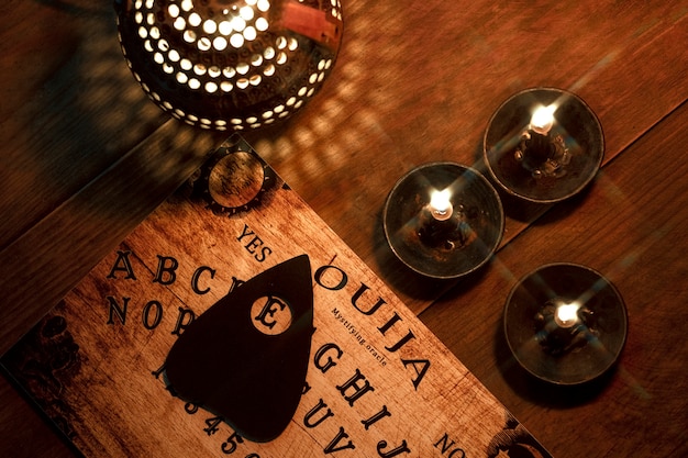 Ouija-Brett und Kerzenanordnung liegen flach