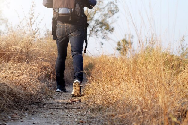 Oung Man Traveller mit Rucksack entspannenden Outdoor.