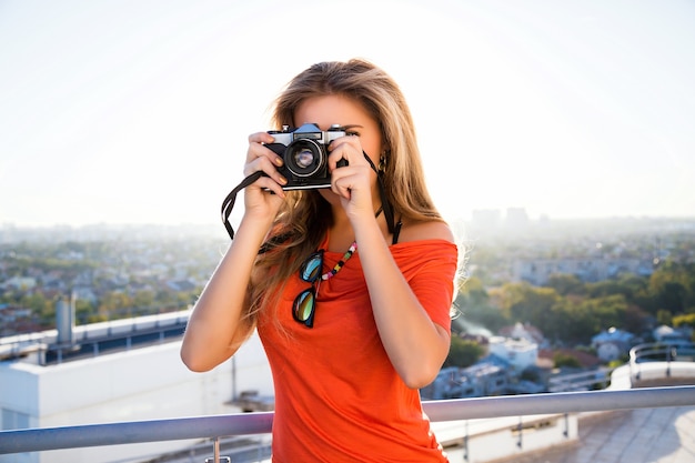 Outdoor-Lifestyle-Modebild des blonden Fotografen.