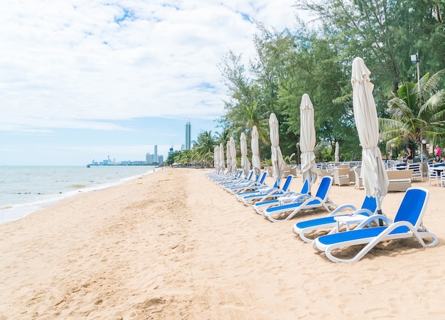 Outdoor mit Sonnenschirm und Stuhl auf wunderschönen tropischen Strand und Meer