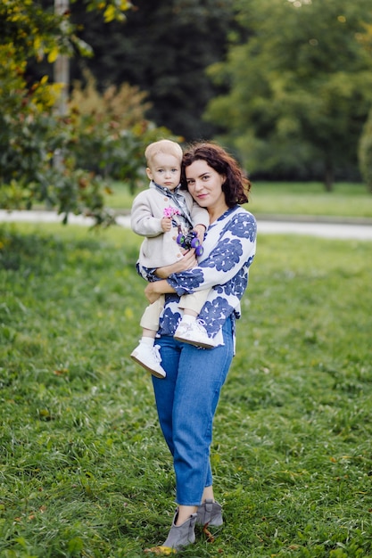 Outdoor-Porträt einer glücklichen Familie, die die Herbstsaison genießt