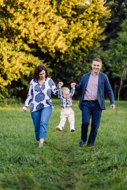 Outdoor-Porträt einer glücklichen Familie, die die Herbstsaison genießt