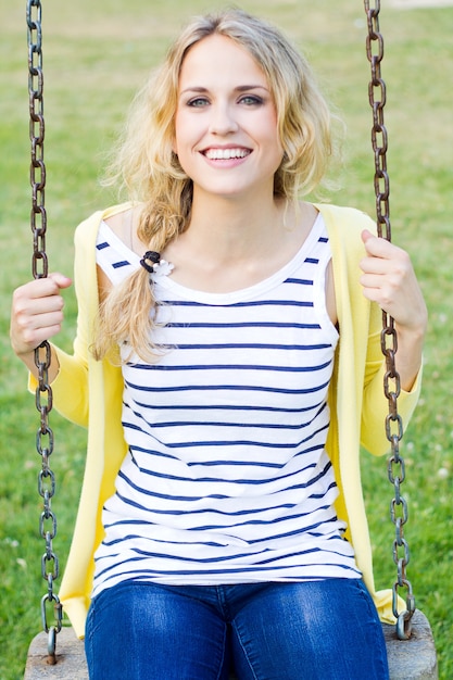 Outdoor Portrait der schönen jungen Frau posiert im Park