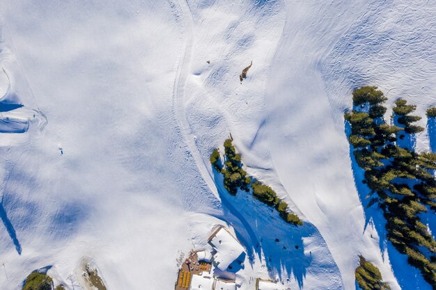 Overhead-Aufnahme der schneebedeckten Klippen, aufgenommen an einem sonnigen Tag