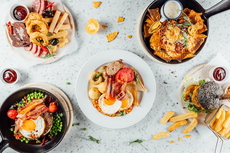 Kostenlose Foto overhead-aufnahme einer vielzahl von fast food, fleisch und snacks