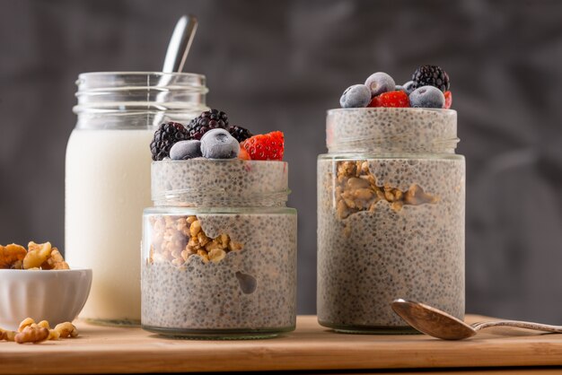 Overhead Nahaufnahme Schuss von gemischten Beeren in einem Glas mit Eis und griechischen Nüssen