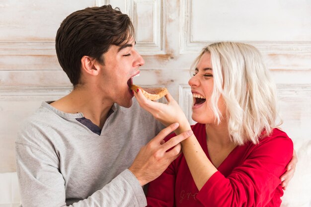 Paar am Valentinstag Morgen