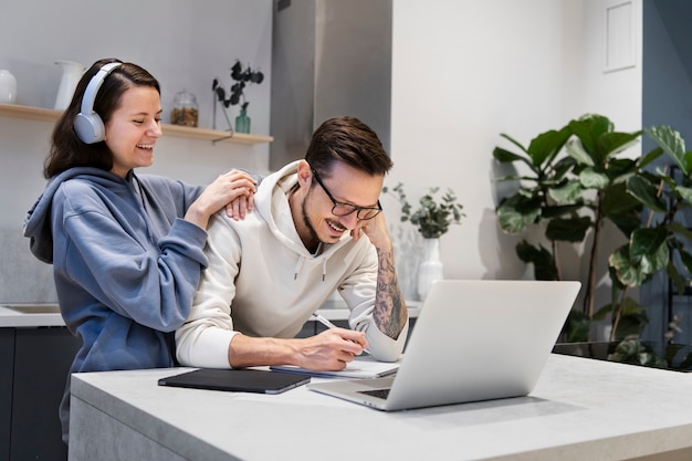 Paar arbeitet zusammen aus der heimischen Küche