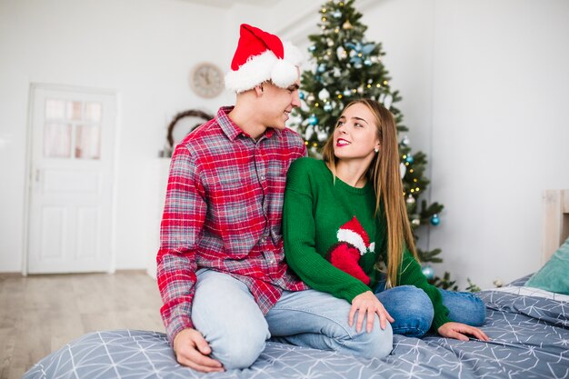 Paar auf dem Bett zu Weihnachten