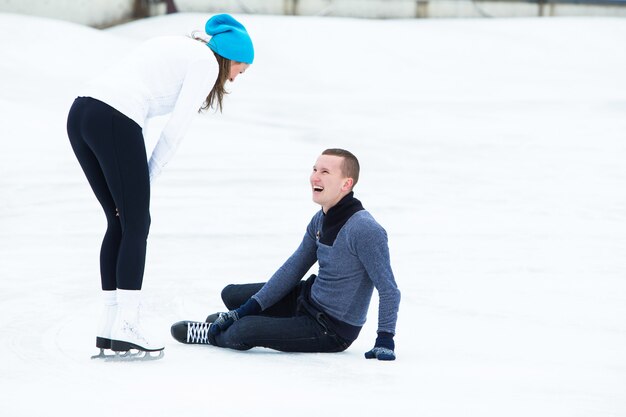 Paar auf der Eisbahn