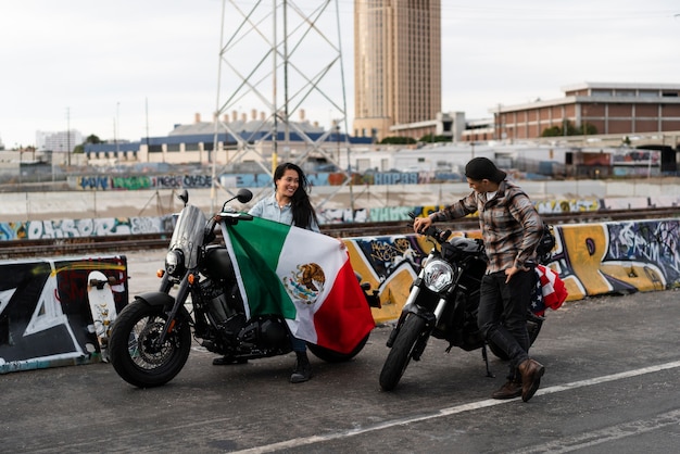 Kostenloses Foto paar auf motorrädern mit usa- und mexiko-flaggen