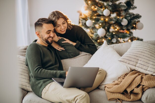 Paar auf Videoanruf mit Laptop-Computer am Weihnachtstag