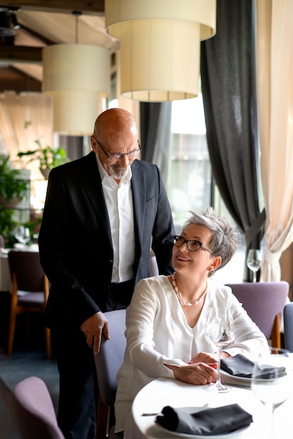 Kostenloses Foto paar bei einem gemeinsamen date in einem luxuriösen restaurant