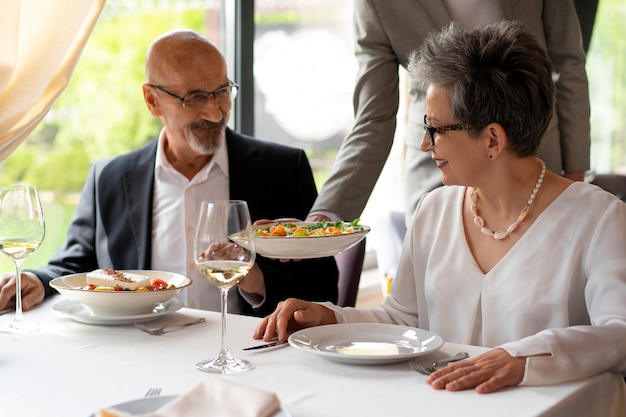 Kostenloses Foto paar bei einem gemeinsamen date in einem luxuriösen restaurant