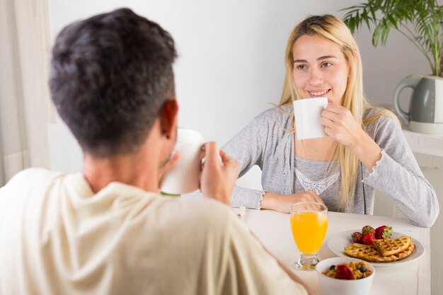 Paar beim frühstück