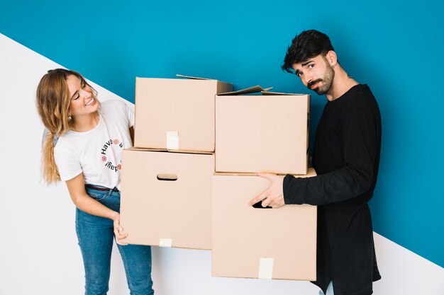 Paar bewegt sich in neue Wohnung