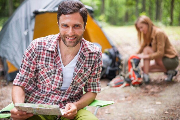 Paar Camping im Wald