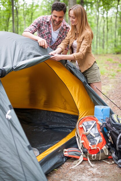 Paar Camping im Wald