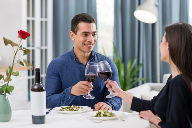 Paar, das am Valentinstag ein schönes Abendessen hat