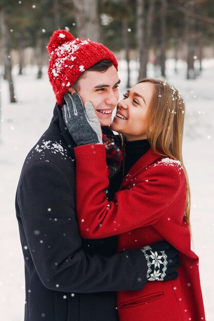Paar, das an einem verschneiten Tag lächelt