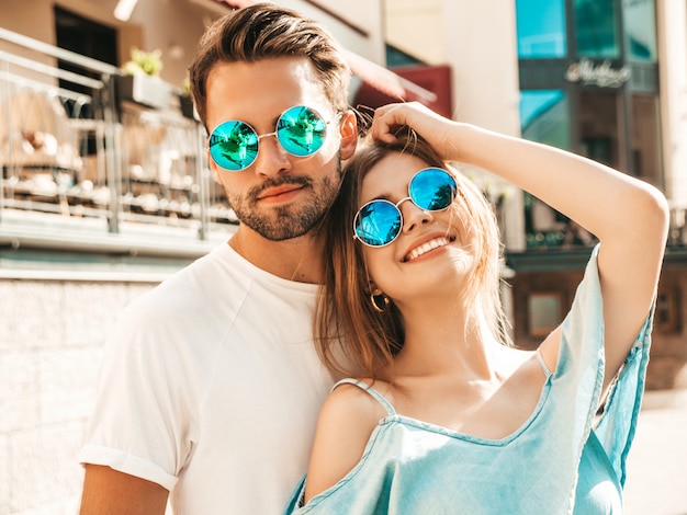 Kostenloses Foto paar, das auf der straße in der sonnenbrille aufwirft