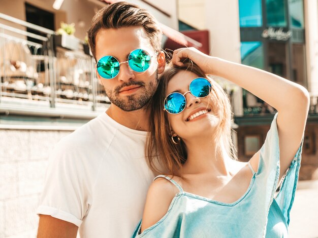 Paar, das auf der Straße in der Sonnenbrille aufwirft