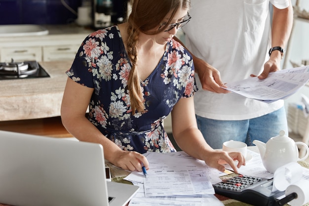 Paar, das Budget zusammen in der Küche verwaltet